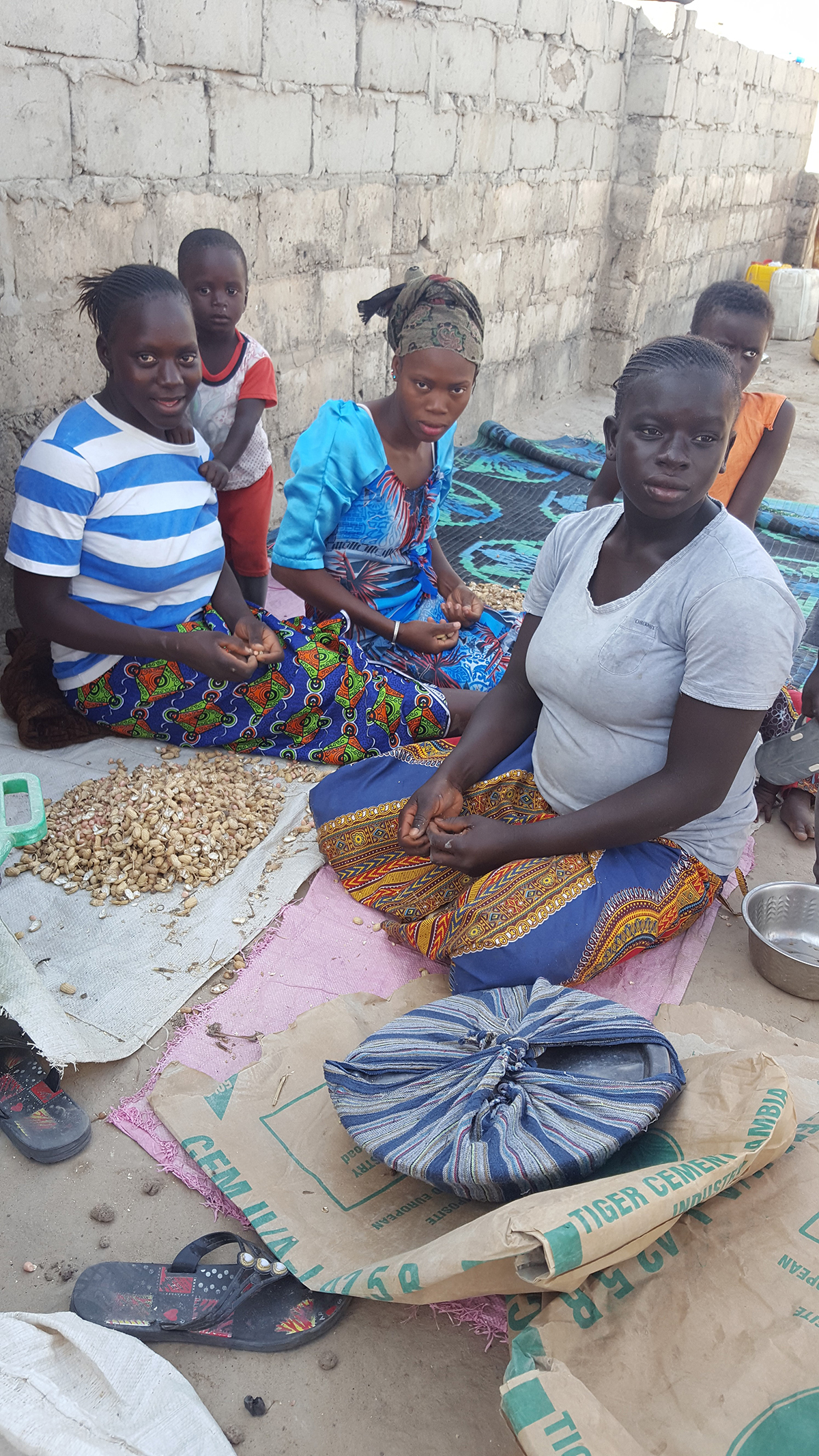 Naiset Gambia Maapähkinät